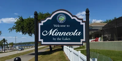 Minneola Florida Sign next to Lake
