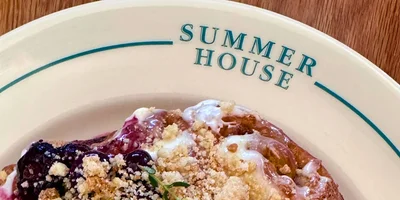 Giant Cinnamon Roll at Summer House on the Lake at Disney Springs