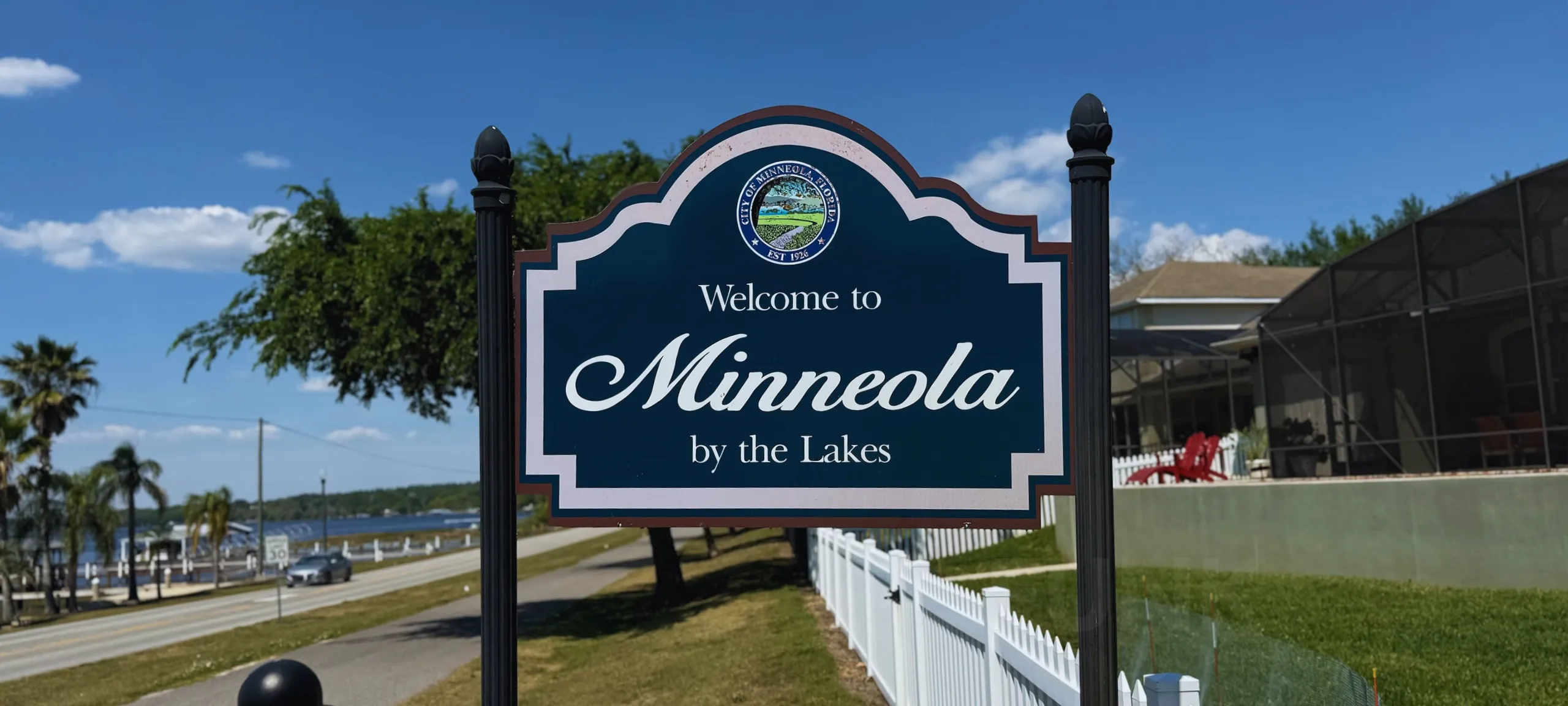 Minneola Florida Sign next to Lake