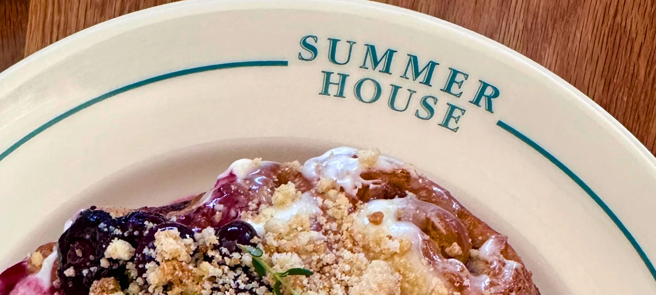Giant Cinnamon Roll at Summer House on the Lake at Disney Springs